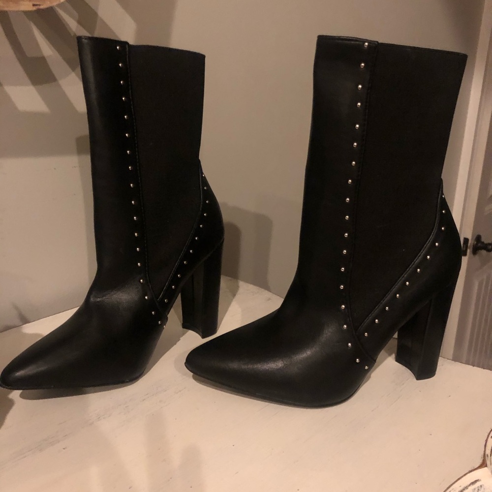 Black gorgeous pair of super trendy boots !!
